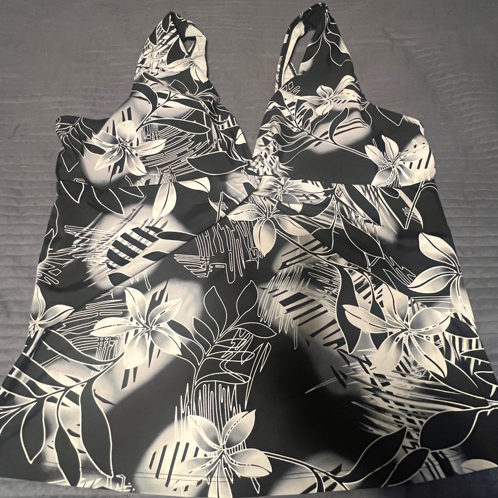Black and white floral print woman’s two piece bathing suit size 2xl